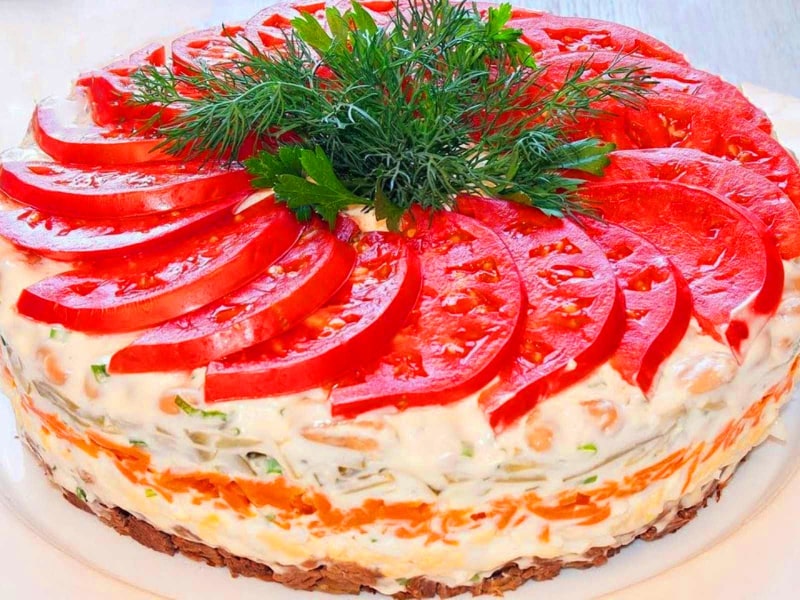 Puff salad with tomatoes